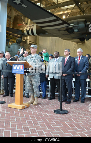 Le Major Gen. Peter Lennon du 377th Theater Sustainment Command dirige près de 200 recrues dans le serment d'enrôlement lors de la parade militaire du bicentenaire de la Louisiane à la Nouvelle-Orléans, Louisiane, le 10 novembre 2012, commémorant le bicentenaire de la Louisiane et honorant le service militaire. Banque D'Images