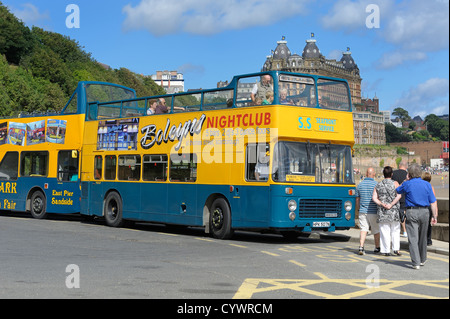 Les gens de mer à bord d'un open tour bus en tête. Scarborough North Yorkshire angleterre uk Banque D'Images