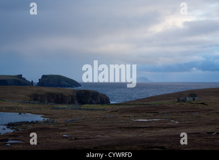 À la tête d'agité éloigné vers à l'extrémité sud de Mainland Shetland du Loch d'Sotersta près de Culswick, Shetland Banque D'Images