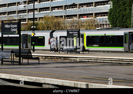 Les passagers marchant le long de la plate-forme à la gare centrale de Milton Keynes après avoir quitté un train londonien Midland Banque D'Images