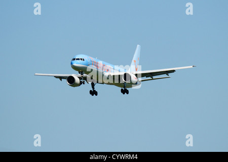 Thomson Boeing 757 en approche sur East Midlands Banque D'Images