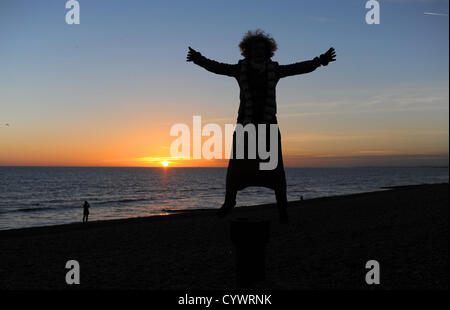 Brighton Sussex Royaume-Uni 11 novembre 2012 - les gens profitent du soleil d'automne sur le front de mer de Brighton et Hove cet après-midi Banque D'Images