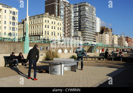 Brighton Sussex UK 11 novembre 2012 - les gens profitent du soleil d'automne alors qu'ils font une partie de tennis de table sur le front de mer de Brighton et Hove cet après-midi Banque D'Images