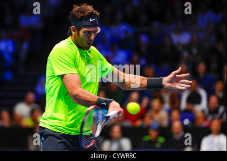 11.11.2012 Londres, Angleterre. Argentinas, Juan Martin del Potro en action contre l'Serbias Novak Djokovic au cours de la première demi-finale de la Barclays ATP World Tour finale au O2 Arena. Banque D'Images