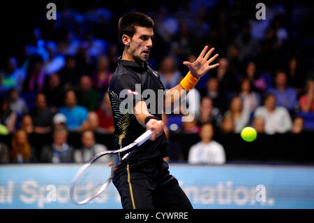 11.11.2012 Londres, Angleterre. Serbias Novak Djokovic en action contre Juan Martin del Potro argentines pendant la première demi-finale de la Barclays ATP World Tour finale au O2 Arena. Banque D'Images