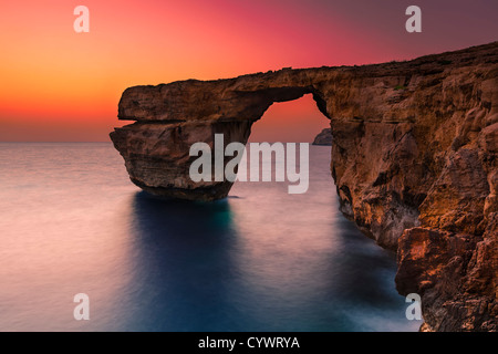 La fenêtre d'Azur, sur la côte de l'île maltaise de Gozo Banque D'Images