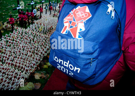 11 novembre 2012. Westminster London, UK. Un membre du public avec un sac à bandoulière portant le logo de Londres 2012 sur le domaine du Souvenir, que les événements ont lieu au cénotaphe de Westminster et à travers le Royaume-Uni en hommage aux membres de l'armée britannique et du Commonwealth qui sont morts dans les conflits Banque D'Images