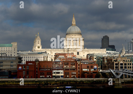 Cathédrale St Paul contre les nuages de tempête spectaculaire Banque D'Images