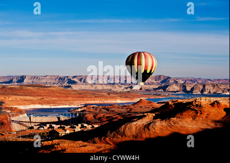 Montgolfière sur le désert près de Page, AZ, avec le lac Powell et Glen Canyon Dam dans l'arrière-plan Banque D'Images