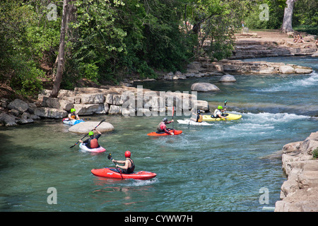 Les kayakistes, les manœuvres de la rivière San Marcos, Texas. Banque D'Images