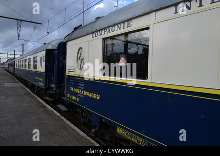 Orient Express Le train qui a amené l'wrtiers à la Foire du livre 'La Foire du Livre" à Brive la Gaillarde. Corrèze, France Banque D'Images