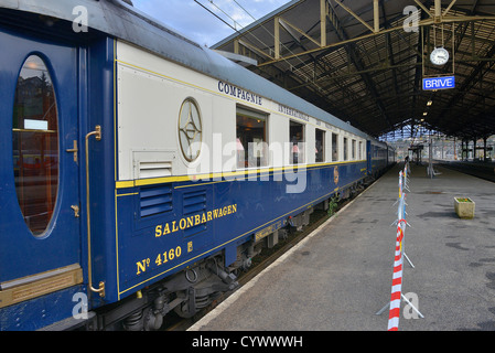 Orient Express Le train qui a amené l'wrtiers à la Foire du livre 'La Foire du Livre" à Brive la Gaillarde. Corrèze, France Banque D'Images