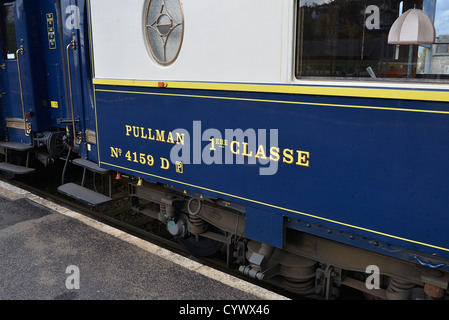 Orient Express Le train qui a amené l'wrtiers à la Foire du livre 'La Foire du Livre" à Brive la Gaillarde. Corrèze, France Banque D'Images