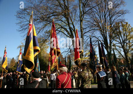 Les drapeaux des anciens combattants holding dont le pavillon de la Royal British Legion le jour du Souvenir à Loughborough Leicestershire 2012 Banque D'Images