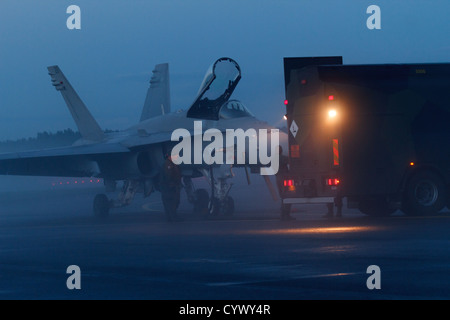 F/A-18 Hornet être ravitaillé en soirée. Banque D'Images