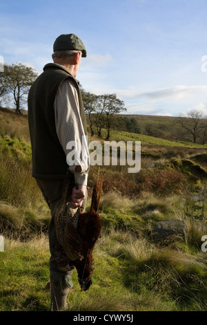 Homme Femme garde-chasse tir shoot huntsman faisans faisan gibier chasse chasseur pousse brace holding hunter plumes oiseaux rural campagne Banque D'Images