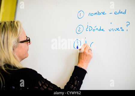 Une femme l'enseignement de l'espagnol dans une classe de langue à l'école secondaire, le Pays de Galles UK Banque D'Images