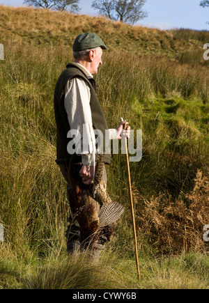 Garde-Chasse Landes, l'homme homme, Huntsman shoot, jeu de tir d'oiseaux faisans, faisan, tirer la chasse chasseur holding corset plumes rural campagne Banque D'Images