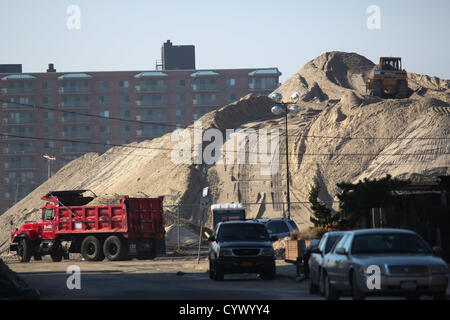 11 novembre 2012 - Long Beach, New York - Une montagne de sable plusieurs étages recueillies auprès de l'assainissement de Long Beach, New York après l'Ouragan Sandy est vu le Dimanche, Novembre 11, 2012. (Crédit Image : © Nicolas Czarnecki/ZUMAPRESS.com) Banque D'Images