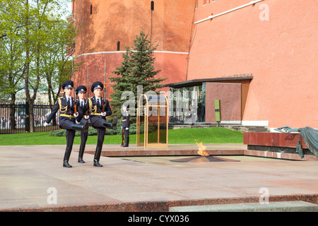 Trois soldats avec des fusils marchant au remplacement de la garde. La Flamme éternelle, le Kremlin, Moscou, Russie Banque D'Images