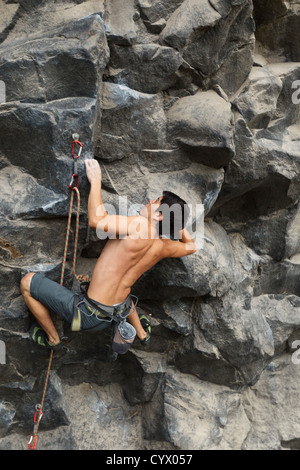 Rock Climber tourné du même niveau Banque D'Images