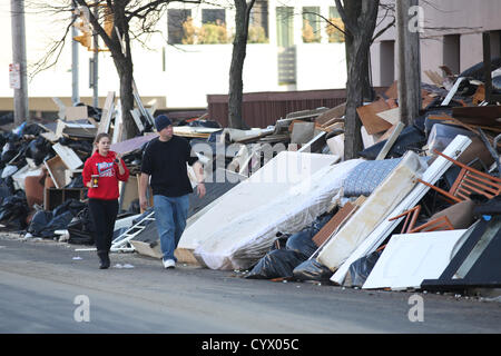 11 novembre 2012 - Long Beach, New York - Deux personnes passent devant une montagne d'ordures jetées après l'Ouragan Sandy sur Long Beach, New York, le dimanche, Novembre 11, 2012. (Crédit Image : © Nicolas Czarnecki/ZUMAPRESS.com) Banque D'Images