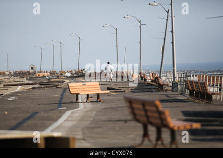 11 novembre 2012 - Long Beach, New York - Un cycliste sur le trottoir en ruine de Long Beach, New York, le dimanche, Novembre 11, 2012 après l'Ouragan Sandy. (Crédit Image : © Nicolas Czarnecki/ZUMAPRESS.com) Banque D'Images