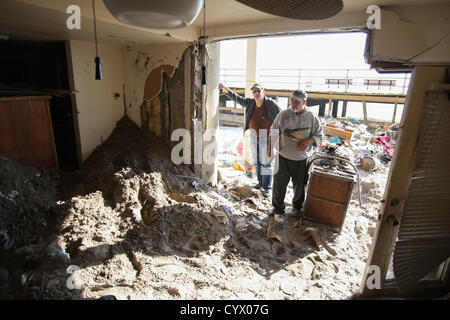 11 novembre 2012 - Long Beach, New York - Carlos Yera Junior, droit, est rejoint par un ami qu'il s'interroge sur ce qu'il reste de son Long Beach, New York appartement front de mer le dimanche, Novembre 11, 2012. (Crédit Image : © Nicolas Czarnecki/ZUMAPRESS.com) Banque D'Images