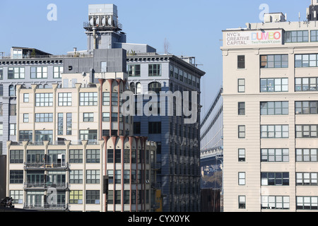Dumbo, un acronyme pour vers le bas sous le viaduc du pont de Manhattan, dans le quartier de Brooklyn à New York Banque D'Images