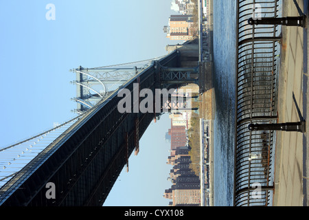 Dumbo, un acronyme pour vers le bas sous le viaduc du pont de Manhattan, dans le quartier de Brooklyn à New York Banque D'Images
