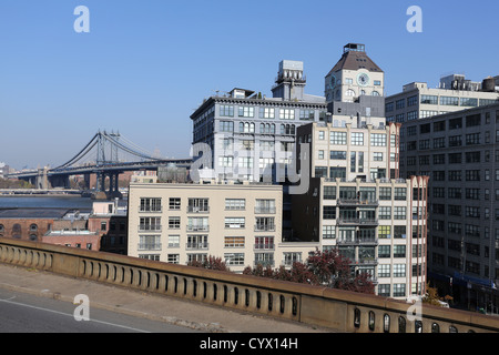 Dumbo, un acronyme pour vers le bas sous le viaduc du pont de Manhattan, dans le quartier de Brooklyn à New York Banque D'Images