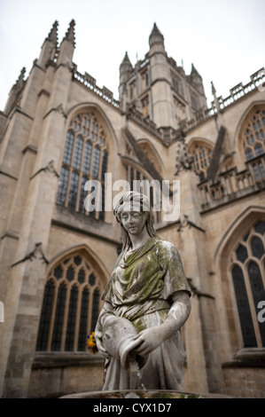 BATH, Royaume-Uni — Une statue se dresse à l'extérieur de la tour principale de l'abbaye de Bath. L'abbaye de Bath (anciennement l'église abbatiale de Saint-Pierre et Saint-Paul) est une cathédrale anglicane située à Bath, dans le Somerset, en Angleterre. Elle a été fondée au VIIe siècle et reconstruite aux XIIe et XVIe siècles. Banque D'Images