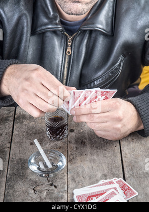 Joueur de poker à la recherche à la main Banque D'Images