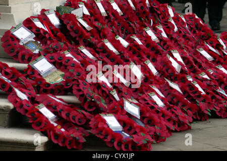 Des couronnes de fleurs au cénotaphe de Belfast. pour commémorer les morts dans des conflits Bonzo/Alamy Live News Banque D'Images