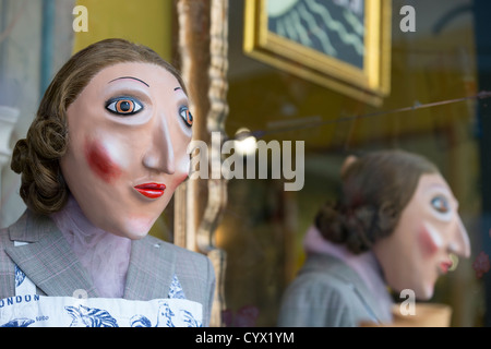 Un mannequin effrayant et son reflet dans une vitrine afficher dans le King's Road Banque D'Images