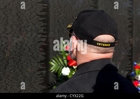 11 novembre 2012 : un ancien combattant recherche un soldat tombé sur le nom de la guerre du Vietnam Memorial - Washington, DC USA Banque D'Images