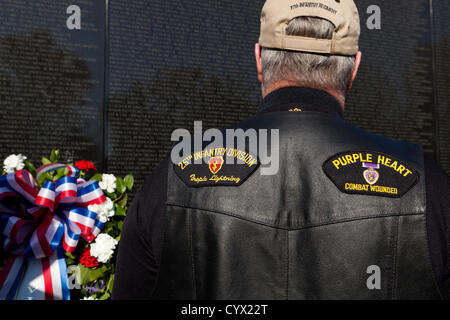 11 novembre 2012 : un ancien combattant recherche un soldat tombé sur le nom de la guerre du Vietnam Memorial - Washington, DC USA Banque D'Images