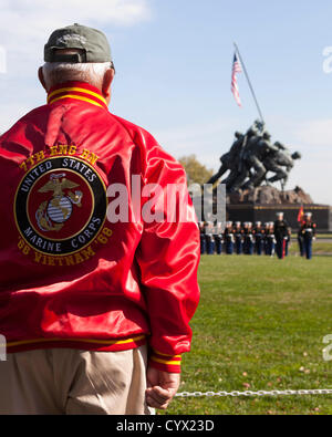 10 novembre 2012 : Au cours de la célébration de la Journée des anciens combattants de l'US Marine Corps, un vétéran du Vietnam est de l'attention en face de l'Iwo Jima War Memorial - Washington, DC USA Banque D'Images