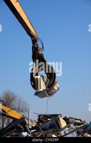 Grappling le levage des objets métalliques pour shredder chez Metal Recycling Plant E USA Banque D'Images