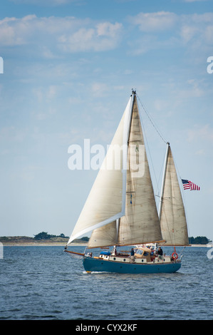 Voiliers en bois classique convergent sur la ville historique de Port Townsend, Washington, pour leur festival annuel de bateau en bois. Banque D'Images