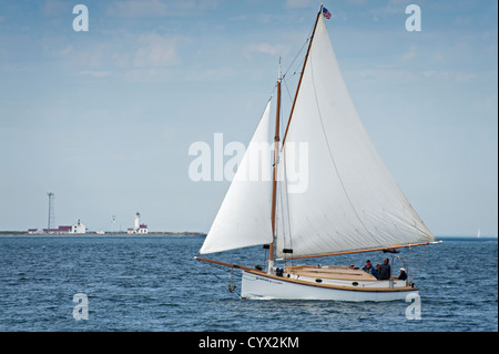 Voiliers en bois classique convergent sur la ville historique de Port Townsend, Washington, pour leur festival annuel de bateau en bois. Banque D'Images