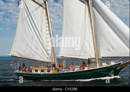 Voiliers en bois classique convergent sur la ville historique de Port Townsend, Washington, pour leur festival annuel de bateau en bois. Banque D'Images