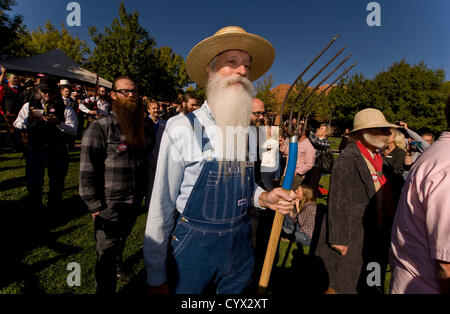 Novembre 11, 2012 - Las Vegas, Nevada, États-Unis - Les participants marche vers le stade, au cours des cérémonies d'ouverture du 3ème congrès annuel de l'équipe Barbe barbe et moustache USA National Championships.(Image Crédit : © Brian Cahn/ZUMAPRESS.com) Banque D'Images