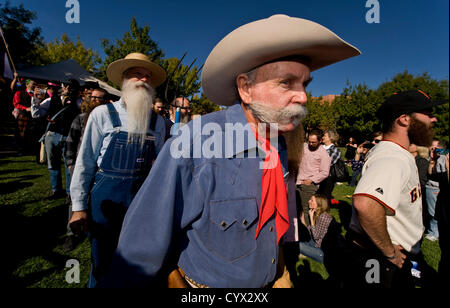 Novembre 11, 2012 - Las Vegas, Nevada, États-Unis - Mars Les participants à la scène au cours des cérémonies d'ouverture du 3ème congrès annuel de l'équipe Barbe barbe et moustache USA National Championships.(Image Crédit : © Brian Cahn/ZUMAPRESS.com) Banque D'Images