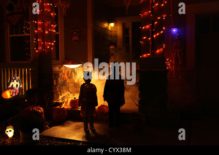 Deux enfants trick ou traiter le soir d'Halloween. Banque D'Images