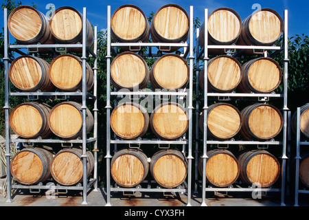 Des tonneaux de vin en bois empilés côte à côte dans le vieillissement Fermentation Racks dans Winery, vallée de l'Okanagan, en Colombie-Britannique, British Columbia, Canada Banque D'Images