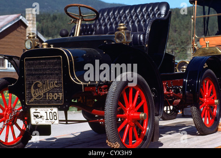 1907 Chevrolet Classic Vintage Car - avant et côté Vue détaillée, et roues à rayons rouge Banque D'Images