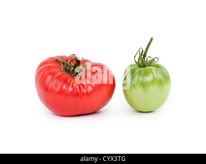 Les tomates vertes et rouges sur fond blanc gros plan Banque D'Images