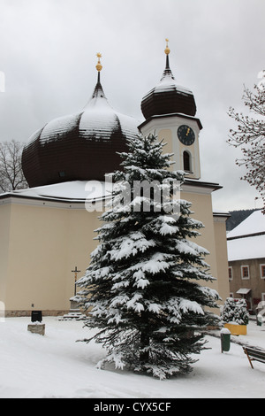 L'Église à la ville Zelezna Ruda, Parc National de Sumava, en Bohême, République Tchèque, Europe. Photo par Willy Matheisl Banque D'Images