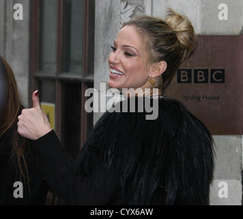 SARAH HARDING Girls Aloud LAISSER BBC Radio 1 LONDON ENGLAND UK 12 Novembre 2012 Banque D'Images